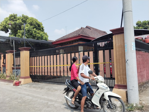Rumah seorang janda berinisial EP (37) di Desa Pranggang, Kecamatan Plosoklaten, Kabupaten Kediri, diduga dibakar oleh mantan suaminya. Foto: Dok. Istimewa
