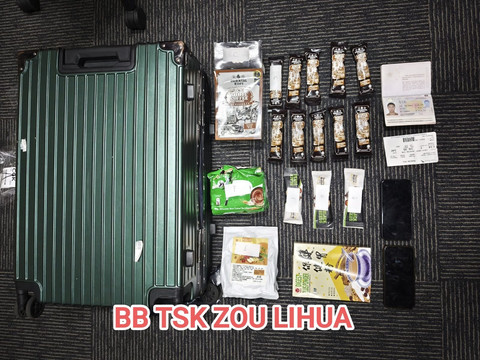 Tersangka 2 warga negara China dan barang bukti narkoba saat diamankan di Bandara Soekarno Hatta. Foto: Dok. Istimewa
