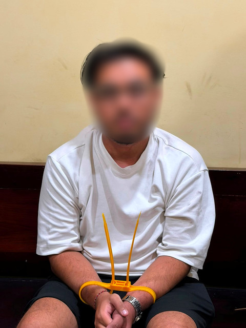 Pria Warga Negara (WN) Singapura, MZ alias Muhamad Zulhelmi, pelaku penganiayaan pacarnya hingga tewas di kamar kos di kawasan Pedungan, Denpasar Selatan, Kota Denpasar, Bali. Foto: Dok. Polda Bali