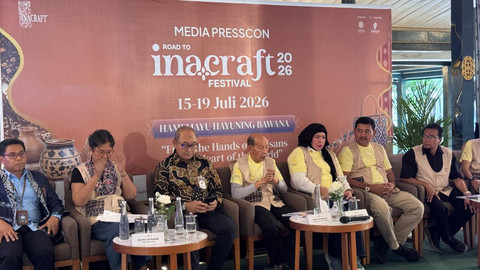 Jajaran pengurus Asosiasi Eksportir dan Produsen Handicraft Indonesia (ASEPHI) bersama penyelenggara memaparkan penyelenggaraan INACRAFT Festival 2026 dalam konferensi pers di Pendopo Agung, Royal Ambarrukmo Hotel, Yogyakarta, Selasa (14/7). Foto: Ike Kirana.