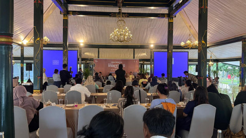 Jajaran pengurus Asosiasi Eksportir dan Produsen Handicraft Indonesia (ASEPHI) bersama penyelenggara memaparkan penyelenggaraan INACRAFT Festival 2026 dalam konferensi pers di Pendopo Agung, Royal Ambarrukmo Hotel, Yogyakarta, Selasa (14/7). Foto: Ike Kirana.