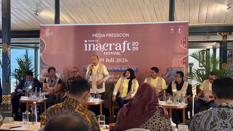 Jajaran pengurus Asosiasi Eksportir dan Produsen Handicraft Indonesia (ASEPHI) bersama penyelenggara memaparkan penyelenggaraan INACRAFT Festival 2026 dalam konferensi pers di Pendopo Agung, Royal Ambarrukmo Hotel, Yogyakarta, Selasa (14/7). Foto: Ike Kirana.