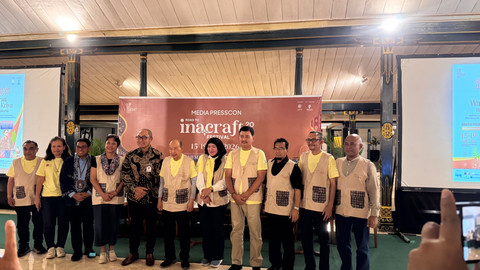 Jajaran pengurus Asosiasi Eksportir dan Produsen Handicraft Indonesia (ASEPHI) bersama penyelenggara memaparkan penyelenggaraan INACRAFT Festival 2026 dalam konferensi pers di Pendopo Agung, Royal Ambarrukmo Hotel, Yogyakarta, Selasa (14/7). Foto: Ike Kirana.