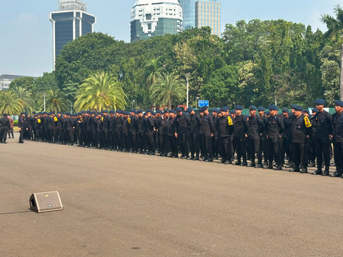 Suasana Apel Persiapan Aksi Massa (PAM) aksi unjuk rassa yang dihadiri unit gabungan polisi, brimob, dan TNI di silang selatan Monas, Jumat (17/7/2026). Foto: Pradya Tirta/kumparan