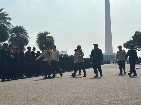 Suasana Apel Persiapan Aksi Massa (PAM) aksi unjuk rassa yang dihadiri unit gabungan polisi, brimob, dan TNI di silang selatan Monas, Jumat (17/7/2026). Foto: Pradya Tirta/kumparan