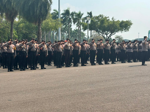 Suasana Apel Persiapan Aksi Massa (PAM) aksi unjuk rassa yang dihadiri unit gabungan polisi, brimob, dan TNI di silang selatan Monas, Jumat (17/7/2026). Foto: Pradya Tirta/kumparan