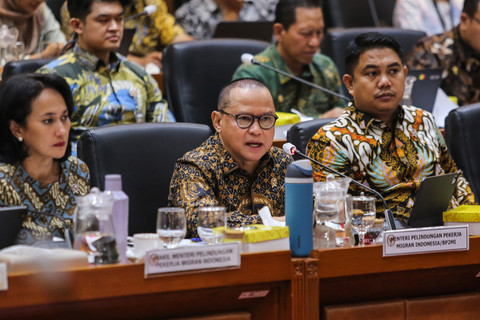 Menteri P2MI Mukhtarudin (tengah) didampingi Wamen Christina Aryani (kiri) dan Dzulfikar Ahmad Tawalla (kanan) memaparkan materi saat rapat kerja dengan Komisi IX DPR di Kompleks Parlemen, Senayan, Jakarta, Jumat (17/7/2026). Foto: Asprilla Dwi Adha/ANTARA FOTO