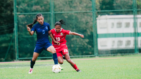 Viny Silfianus berduel dengan pemain Kamboja saat Timnas Wanita Indonesia berlaga di AFF Women's Cup 2026 di Malaysia, Kamis (16/7/2026). Foto: Dok. PSSI