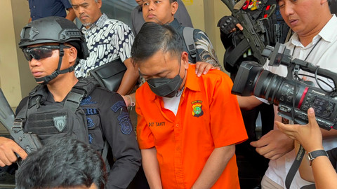 Don Ritto berbaju tahanan tersangka kasus korupsi dilimpahkan ke kejaksaan agung bersama barang bukti dari Polda Metro Jaya, Jumat (17/7/2026). Foto: Rayyan Farhansyah/kumparan