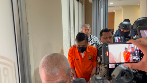 Don Ritto berbaju tahanan tersangka kasus korupsi dilimpahkan ke kejaksaan agung bersama barang bukti dari Polda Metro Jaya, Jumat (17/7/2026). Foto: Rayyan Farhansyah/kumparan