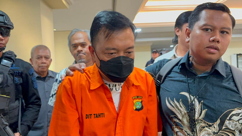 Don Ritto berbaju tahanan tersangka kasus korupsi dilimpahkan ke kejaksaan agung bersama barang bukti dari Polda Metro Jaya, Jumat (17/7/2026). Foto: Rayyan Farhansyah/kumparan