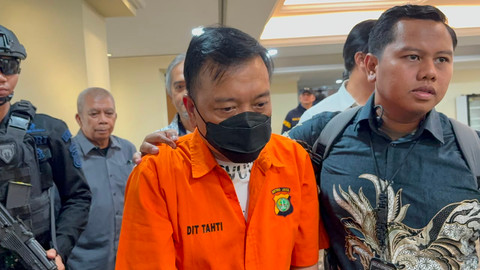 Don Ritto berbaju tahanan tersangka kasus korupsi dilimpahkan ke kejaksaan agung bersama barang bukti dari Polda Metro Jaya, Jumat (17/7/2026). Foto: Rayyan Farhansyah/kumparan