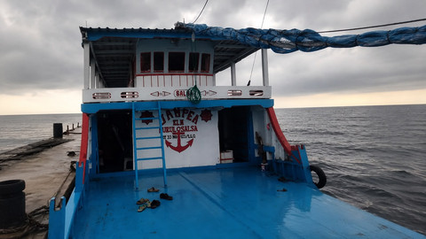 Penampakan KM Nurul sebelum tenggelam di peraian Kepualauan Selayar, Sulawesi Selatan. Foto: Dok. Tim SAR