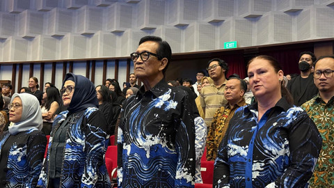 Gubernur DIY, Sri Sultan Hamengku Buwono X, bersama Kepala Dinas Kebudayaan DIY dan Chief Operating Officer (COO) Melbourne Symphony Orchestra, Suzanne Dembo, saat menyaksikan konser A Decade: A Deeper Understanding di Auditorium Universitas Sanata Dharma, Yogyakarta, Kamis (17/7). Foto: Pandangan Jogja/Danang BK.