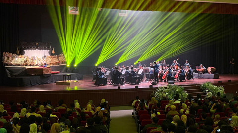 Pertunjukan wayang dan orkestra tampil dalam satu panggung pada konser bertajuk A Decade: A Deeper Understanding di Auditorium Universitas Sanata Dharma, Yogyakarta, Kamis (17/7). Foto: Pandangan Jogja/Danang BK.