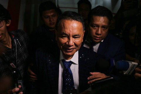 Pengacara Hotman Paris Hutapea (tengah) berjalan memasuki Gedung Bundar saat tiba di Kejaksaan Agung, Jakarta, Jumat (17/7/2026). Foto: Asprilla Dwi Adha/ANTARA FOTO