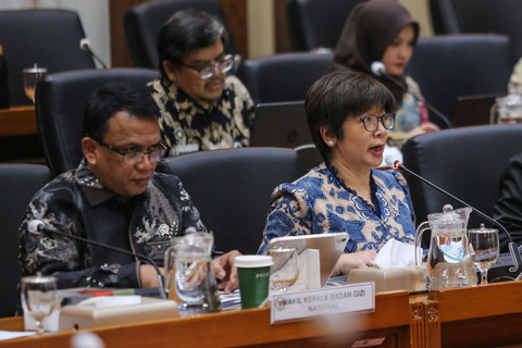 Wakil Kepala Badan Gizi Nasional Agustina Arumsari (kanan) dan Trenggono (kiri) menyampaikan paparan saat rapat dengar pendapat dengan Komisi IX DPR di Kompleks Parlemen, Senayan, Jakarta, Jumat (17/7/2026). Foto: Asprilla Dwi Adha/ANTARA FOTO