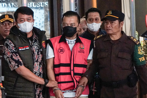 Tersangka kasus dugaan Tindak Pidana Pencucian uang (TPPU) Don Ritto (tengah) keluar dari Gedung Jampidsus Kejaksaan Agung, Jakarta, Jumat (17/7/2026). Foto: Fakhri Hermansyah/ANTARA FOTO