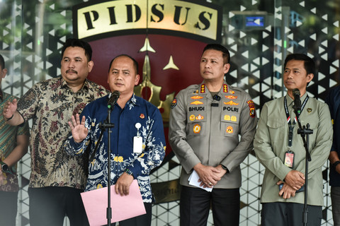Kapuspenkum Kejagung Anang Supriatna, Kabid Humas Polda Metro Kombes Bhudi Hermanto, Waka Kortastipidkor Polri Brigjen Boro Windu Danandito, dan Tri Sutrisno beri pers di Gedung Jampidsus Kejaksaan Agung, Jakarta, Jumat (17/7/2026). Foto: Fakhri Hermansyah/ANTARA FOTO