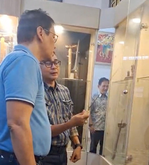 Menteri Perekonomian Purbaya Yudhi Sadewa mengunjungi galeri keris di Dalem Punakawan dalam pertemuan dengan Kadin DIY, Jumat (17/7).