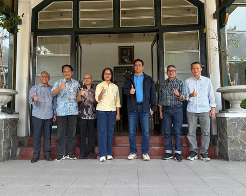 Menteri Perekonomian Purbaya Yudhi Sadewa bertemu Ketua Kadin DIY, GKR Mangkubumi, Wakil Ketua Kadin DIY, Robby Kusuma Harta, dan sejumlah pengurus Kadin DIY di Dalem Punakawan, Jalan Ahmad Dahlan, Yogyakarta, Jumat (17/7).