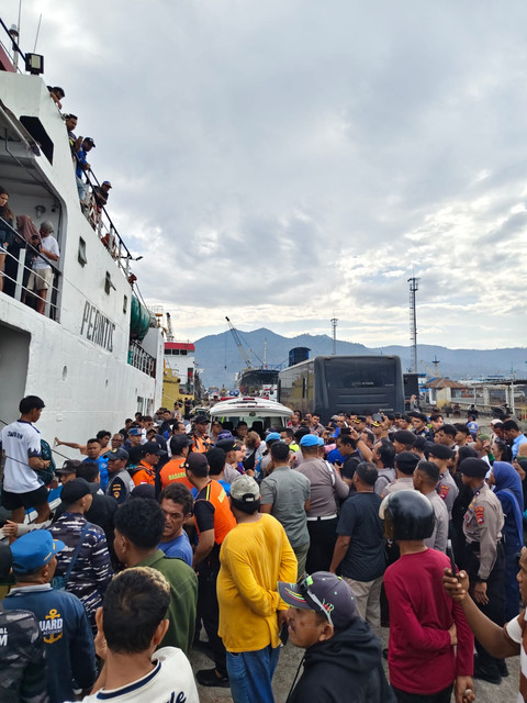 Petugas mengevakuasi 45 penumpang kapal wisata yang tenggelam di perairan Tanjung Katupa, Kabupaten Bima, Nusa Tenggara Barat (NTB), Kamis (16/7/2026) malam. Foto: Dok. SAR Bima