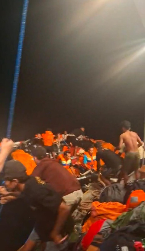 Petugas mengevakuasi 45 penumpang kapal wisata yang tenggelam di perairan Tanjung Katupa, Kabupaten Bima, Nusa Tenggara Barat (NTB), Kamis (16/7/2026) malam. Foto: Dok. SAR Bima
