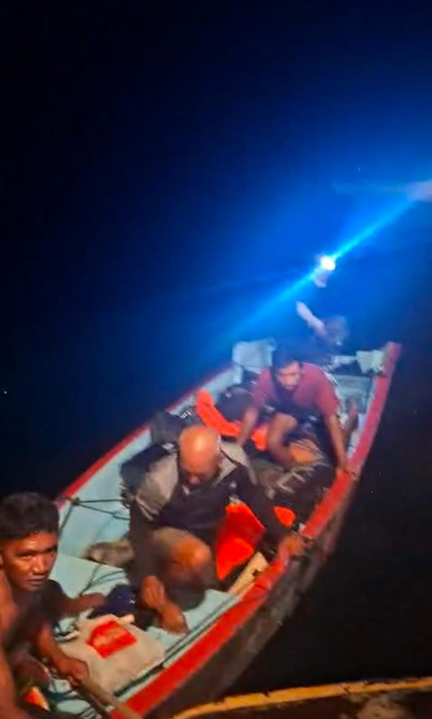 Petugas mengevakuasi penumpang kapal wisata yang tenggelam di perairan Tanjung Katupa, Kabupaten Bima, Nusa Tenggara Barat (NTB), Kamis (16/7/2026) malam. Foto: Dok. SAR Bima