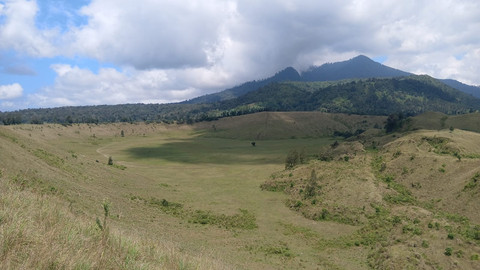 Pesona Kawah Wurung dengan hamparan padang rumputnya (dokumentasi pribadi)
