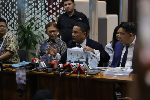 Hotman Paris menunjukkan foto Febri Adriansyah bersama Presiden Prabowo Subianto saat memberikan keterangan kepada wartawan di Gedung Jampidsus Kejagung, Jakarta, Jumat (17/7/2026). Foto: Jamal Ramadhan/kumparan