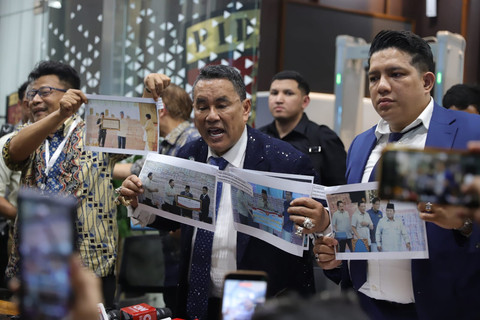 Hotman Paris menunjukkan foto Febri Adriansyah bersama Presiden Prabowo Subianto saat memberikan keterangan kepada wartawan di Gedung Jampidsus Kejagung, Jakarta, Jumat (17/7/2026). Foto: Jamal Ramadhan/kumparan