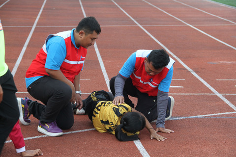 Syaqilla Faradhila saat bertanding di MilkLife Athletics Challenge 2026 pada Jumat (17/7) di Supersoccer Arena, Kudus, Jawa Tengah. Foto: Vega Ma'arrijil Ula/kumparan