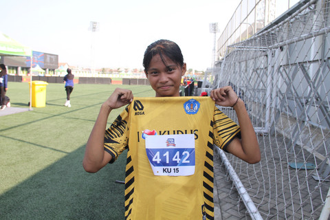 Syaqilla Faradhila saat bertanding di MilkLife Athletics Challenge 2026 pada Jumat (17/7) di Supersoccer Arena, Kudus, Jawa Tengah. Foto: Vega Ma'arrijil Ula/kumparan