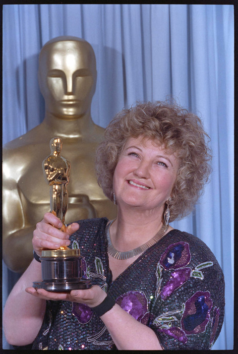 Brenda Fricker mengangkat piala Oscar miliknya setelah memenangkan kategori Aktris Pendukung Terbaik dalam ajang Academy Awards, Senin (26/3/1990). Foto: Blake Sell/REUTERS