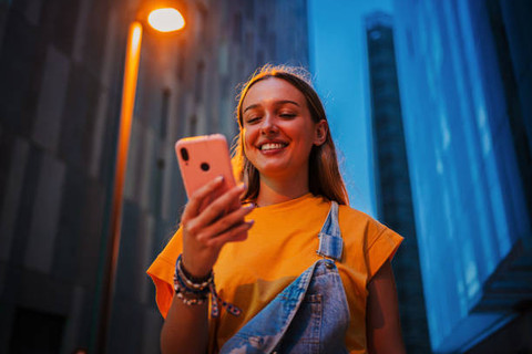 Ilustrasi saat bermedia sosial. Sumber: https://www.istockphoto.com/en/search/2/image?page=5&phrase=people%20with%20mobile%20phone