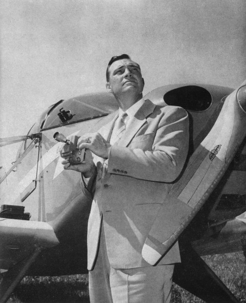 Kenneth A. Arnold berdiri di depan pesawat ringan CalAir A-2 yang dikemudikannya saat melihat "piring terbang" (flying saucers). Foto: airandspace.si.edu