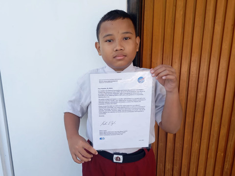 Ibrahim Al Abrar (12) siswa kelas 6 SDN 3 Genengsari, Desa Genengsari, Kecamatan Kemusu, Kabupaten Boyolali, Jateng mendapatkan surat apresiasi resmi dari National Aeronautics and Space Administration (NASA). Foto: Dok. Istimewa