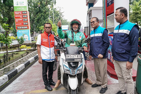 Kepala BPH Migas Wahyudi Anas (kedua dari kanan), Anggota Komite BPH, Migas Fathul Nugroho (kanan), dan Executive General Manager Pertamina Patra Niaga Regional Sumbagut, Sunardi (kanan) saat memantau antrean BBM di SPBU Medan. Foto: Dok. Pertamina