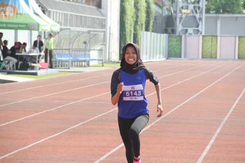 Nayla Sagita saat bertanding di MilkLife Athletics Challenge 2026 pada Sabtu (18/7) di Supersoccer Arena, Kudus, Jawa Tengah. Foto: Vega Maarijil Ula/kumparan