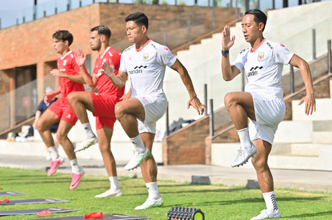 Pesepak bola Timnas Indonesia Beckham Putra (kanan), Wahyu Prasetyo (kedua kanan), Jens Raven (kedua kiri) dan Tim Geypens (kiri) mengikuti sesi latihan di Training Center Bali United, Pantai Purnama, Gianyar, Bali, Sabtu (18/7/2026). Foto: Fikri Yusuf/ANTARA FOTO