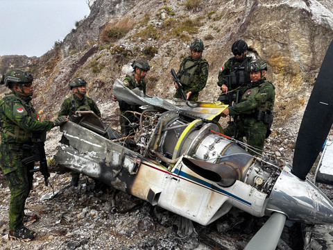 Proses evakuasi dan pembersihan sisa puing-puing pesawat Pilatus dengan nomor registrasi PK-RCY milik PT A-M-A di Distrik Balinggama Papua Pegunungan, Sabtu (18/7/2026). Foto: Dok. Kogabwilhan III