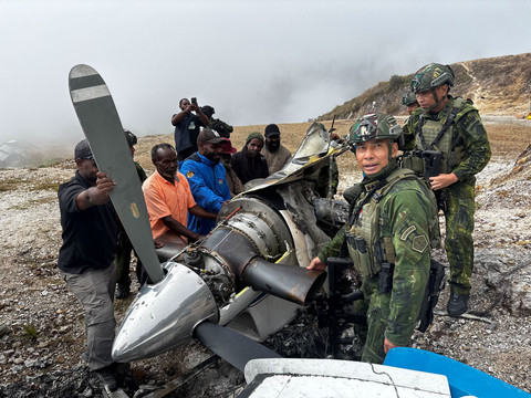 Proses evakuasi dan pembersihan sisa puing-puing pesawat Pilatus dengan nomor registrasi PK-RCY milik PT A-M-A di Distrik Balinggama Papua Pegunungan, Sabtu (18/7/2026). Foto: Dok. Kogabwilhan III