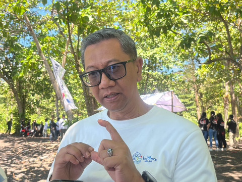 Pelaksana Tugas (Plt) Direktur Utama PTK Eko Cahyadi di Pantai Tangkoko, Batuputih, Kota Bitung, Sulawesi Utara pada Sabtu (18/7/2026). Foto: Widya Islamiati/kumparan