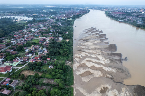 Foto udara permukiman dan hamparan pasir di pinggir Sungai Batanghari yang surut di Tanjung Pasir, Danau Teluk, Jambi, Sabtu (18/7/2026). Foto: Wahdi Septiawan/ANTARA FOTO