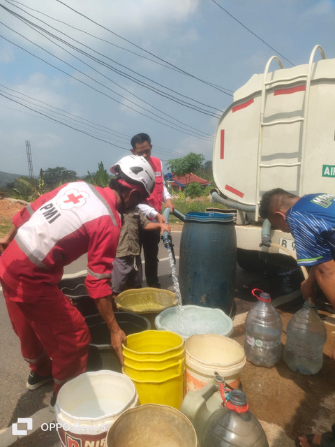 Musim kemarau mengakibatkan sejumlah sungai mengering, dan masyarakat kekurangan air bersih. Foto: kumparan