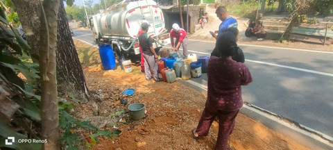 Musim kemarau mengakibatkan sejumlah sungai mengering, dan masyarakat kekurangan air bersih. Foto: kumparan