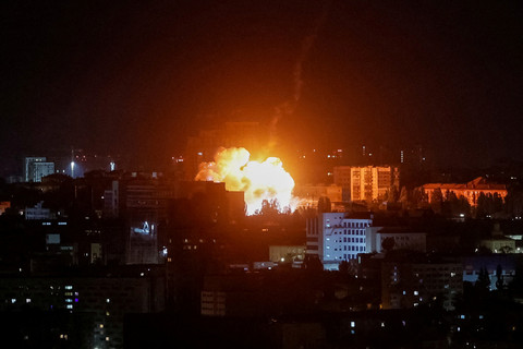 Sebuah ledakan menerangi langit selama serangan rudal Rusia ke Kiev, Ukraina, Minggu (19/7/2026). Foto: Gleb Garanich/REUTERS