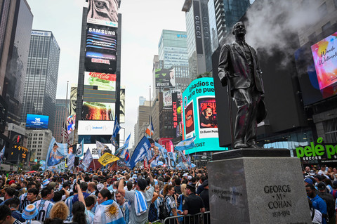 Sejumlah pendukung Tim Nasional Argentina berkumpul sehari menjelang pertandingan babak final Piala Dunia 2026 di kawasan Times Square, New York, Amerika Serikat, Sabtu (18/7/2026). Foto: Aditya Pradana Putra/ANTARA FOTO