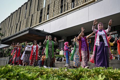 Sejumlah anggota komunitas Kebaya Menari melakukan tarian saat kegiatan Hari Bebas Kendaraan Bermotor (HBKB) di selasar Sarinah, Jakarta, Minggu (19/7/2026). Foto: Fauzan/ANTARA FOTO