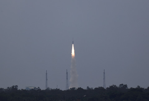 Perusahaan rintisan antariksa India, Skyroot Aerospace, meluncurkan roket Vikram-1 dari Pusat Antariksa Satish Dhawan di Sriharikota, Andhra Pradesh, India, Sabtu (18/7/2026). Foto: Priyanshu Singh/REUTERS